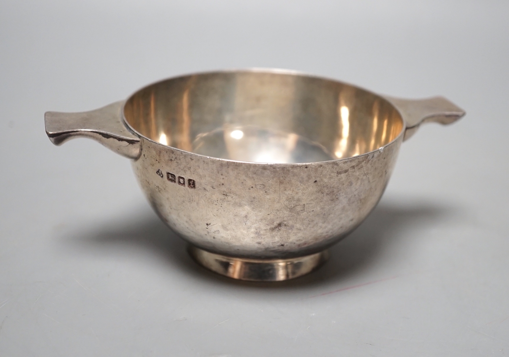 A George V planished silver quaich, London, 1921, 15.5cm, 5.5oz.